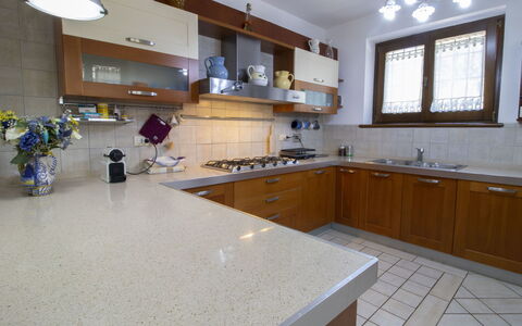 La Danza: Controsoffitto, Camera, Proprietà, Cucina, Cabinetry, Costruzione, Mobilia, Pavimento, Interior Design, Piastrella