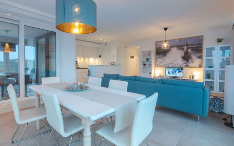 Pura Vida with Balcony: Proprietà, Camera, Costruzione, Interior Design, Mobilia, Sala Da Pranzo, Tavolo, Immobiliare, Illuminazione, Turchese
