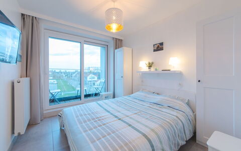 Pura Vida with Balcony: Camera Da Letto, Camera, Proprietà, Mobilia, Letto, Lenzuolo, Pavimento, Telaio Del Letto, Interior Design, Soffitto