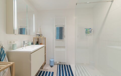 Pura Vida with Balcony: Camera, Proprietà, Pavimento, Blu, Bagno, Interior Design, Parete, Turchese, Soffitto, Casa