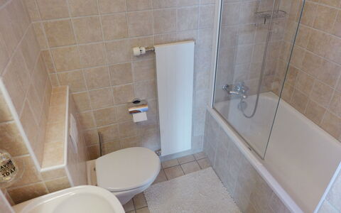 Marmousets 2: Bagno, Proprietà, Piastrella, Camera, Toilet Seat, Parete, Idraulico Fixture, Pavimento, Gabinetto, Architettura