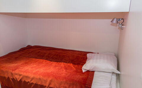 Nordic Chalet 9209: Legna, Camera Da Letto, Letto, Pavimento, Pavimentazione, Lenzuolo, Bedding, Interior Design, Biancheria, Camera