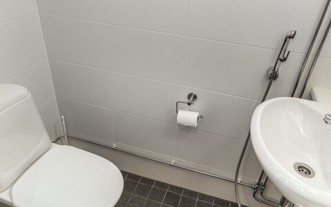 Nordic Chalet 9209: Bagno, Toilet Seat, Idraulico Fixture, Gabinetto, Pavimentazione, Pavimento, Idraulico, Interior Design, Lavandino Del Bagno, Lavello
