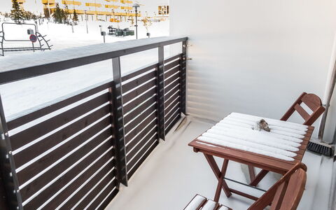 Nordic Chalet 9209: Appartamento, Mobilia, Balcone, Latifoglie, Inverno, Color Legno, Pavimento In Legno, Mobili Da Esterno, Sedia, Neve