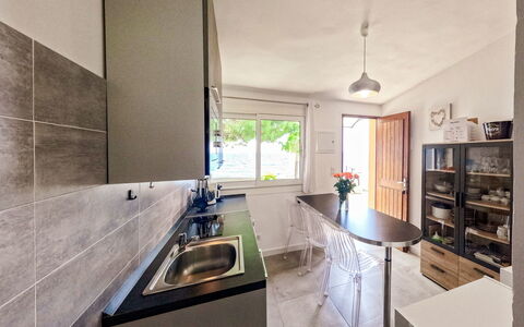 Solenzara 650: Nube, Cielo, Tavola, Tavolo, Proprietà, Mobilia, Montagna, Cibo, Dishware, Bicchieri