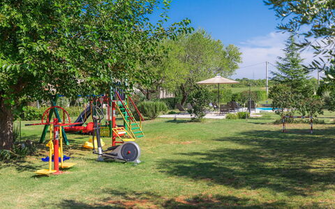 Bozac: Terreno Di Gioco, Spazio Pubblico, Swing, Albero, Erba, Attrezzatura Giochi All'Aperto, Prato, Parco, Cortile, Backyard