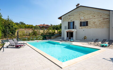 Casa Chiara (Sic400): Acqua, Proprietà, Cielo, Pianta, Costruzione, Piscina, Finestra, Blu, Azzurro, Rettangolo