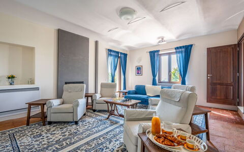 Casa Chiara (Sic400): Tavolo, Proprietà, Mobilia, Cornice, Pianta Della Casa, Azzurro, Interior Design, Comfort, Sedia, Soggiorno