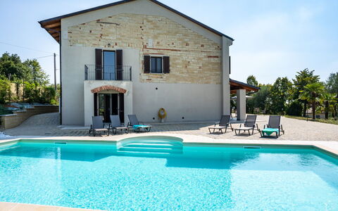 Casa Chiara (Sic400): Acqua, Proprietà, Cielo, Costruzione, Pianta, Piscina, Blu, Azzurro, Albero, Finestra