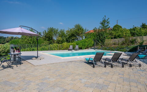 Casa Chiara (Sic400): Cielo, Pianta, Piscina, Mobilia, Acqua, Lettino, Mobili Da Esterno, Shade, Albero, Sedia