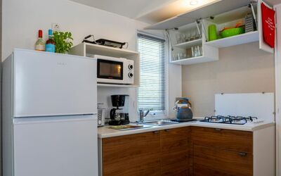 Camping la Masseria 620.2: Cabinetry, Costruzione, Mobilia, Controsoffitto, Prodotto, Elettrodomestico Da Cucina, Pianta Della Casa, Elettrodomestico, Legna, Cucina