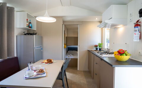 Internazionale Manacore: Tavolo, Mobilia, Cabinetry, Sedia, Costruzione, Elettrodomestico Da Cucina, Elettrodomestico, Cucina, Frigorifero, Illuminazione