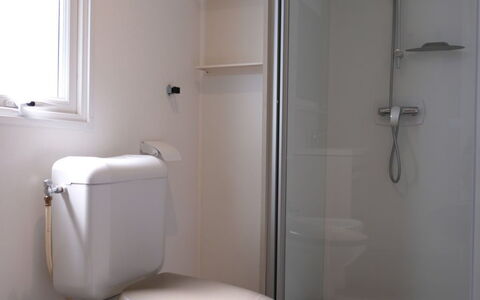 Internazionale Manacore: Idraulico Fixture, Proprietà, Finestra, Toilet Seat, Bagno, Doccia, Gabinetto, Doccia Porta, Porta