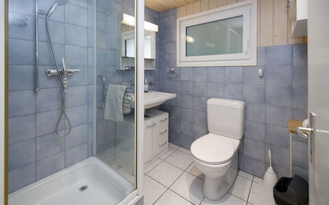Chalet Guldeli: Bagno, Toilet Seat, Gabinetto, Idraulico Fixture, Lavandino Del Bagno, Lavello, Pavimentazione, Pavimento, Interior Design, Rubinetto