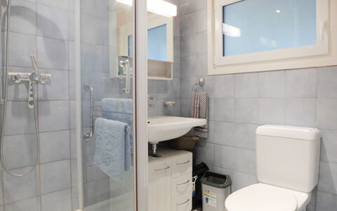 Chalet Guldeli: Bagno, Proprietà, Camera, Idraulico Fixture, Interior Design, Doccia Porta, Piastrella, Architettura, Immobiliare, Bagno Accessorio