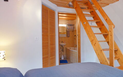 Chalet Guldeli: Camera, Proprietà, Camera Da Letto, Attico, Letto, Parete, Le Scale, Soffitto, Mobilia, Casa