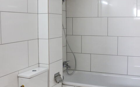 Godo: Costruzione, Proprietà, Idraulico Fixture, Lavello, Lavandino Del Bagno, Bagno, Rubinetto, Interior Design, Pavimentazione