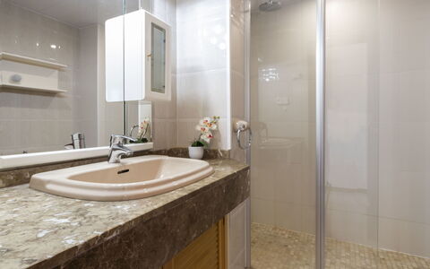Torredembarra 186: Bagno, Proprietà, Camera, Piastrella, Interior Design, Rubinetto, Architettura, Pavimento, Costruzione, Bagno Accessorio