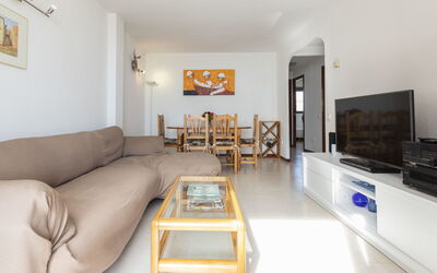 Tatiana 186.1: Divano, Proprietà, Cornice, Mobilia, Tavolo, Interior Design, Soggiorno, Legna, Pavimento, Pavimentazione