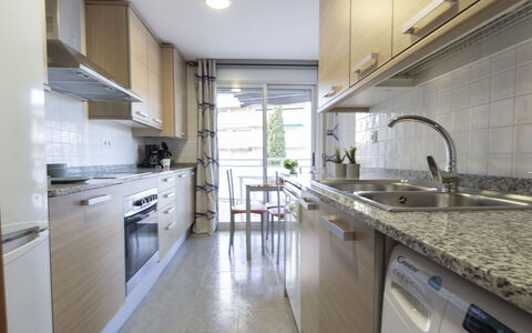 Oliveres: Controsoffitto, Proprietà, Camera, Cucina, Cabinetry, Mobilia, Interior Design, Costruzione, Lavello, Pavimento