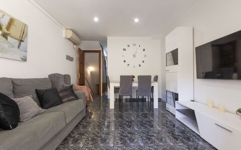 Llaberia: Cornice, Mobilia, Divano, Costruzione, Comfort, Interior Design, Legna, Soggiorno, Pavimentazione