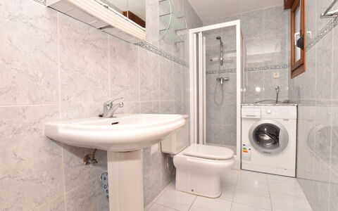 Laurel: Bagno, Proprietà, Camera, Piastrella, Rubinetto, Interior Design, Parete, Architettura, Idraulico Fixture, Pavimento