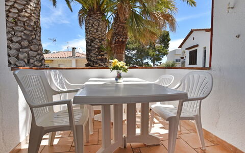 Laurel: Proprietà, Mobilia, Camera, Tavolo, Casa, Costruzione, Interior Design, Balcone, Immobiliare, Albero