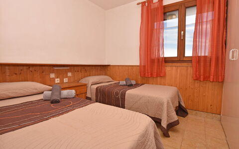 Laurel: Camera Da Letto, Camera, Letto, Mobilia, Proprietà, Interior Design, Lenzuolo, Parete, Pavimento, Bedding