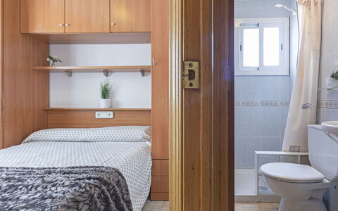 Gavina: Camera, Bagno, Proprietà, Mobilia, Letto, Interior Design, Idraulico Fixture, Costruzione, Pavimento, Gabinetto