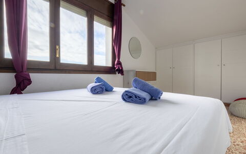 Drassanes Iii: Legna, Interior Design, Pavimento, Pavimentazione, Camera Da Letto, Letto, Mobilia, Camera, Soffitto, Appartamento