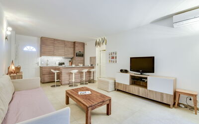 Le Jardin D'Artemis 300.1: Mobilia, Camera, Proprietà, Interior Design, Soggiorno, Costruzione, Soffitto, Pavimento, Tavolo, Casa