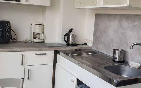 La Brise: Lavandino Della Cucina, Lavello, Rubinetto, Controsoffitto, Cabinetry, Proprietà, Costruzione, Elettrodomestico Da Cucina, Bianca, Cucina Stufa