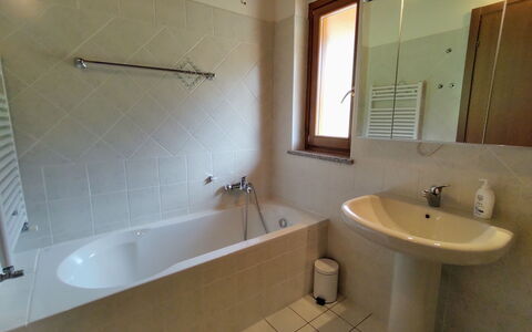 Torre del Lago: Vasca Da Bagno, Rubinetto, Specchio, Idraulico Fixture, Lavello, Proprietà, Lavandino Del Bagno, Bagno