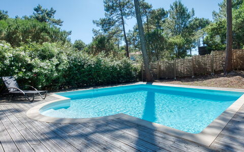Villa la Lisière des Pins: Acqua, Proprietà, Piscina, Pianta, Azzurro, Shade, Cielo, Rettangolo, Erba, Tempo Libero
