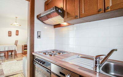 Hecht 60.2: Controsoffitto, Proprietà, Camera, Cucina, Mobilia, Cabinetry, Piastrella, Costruzione, Interior Design, Casa