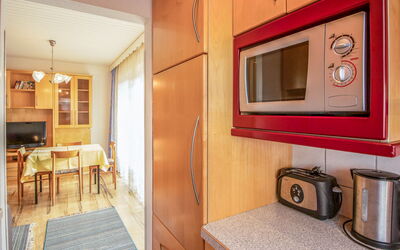 Isabella 60.4: Mobilia, Costruzione, Legna, Interior Design, Casa, Cabinetry, Soggiorno, Tavolo, Pavimento, Porta