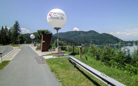 Laube: Strada, Infrastruttura, Albero, Immobiliare, Architettura, Paesaggio, Montagna, Casa, Segnaletica