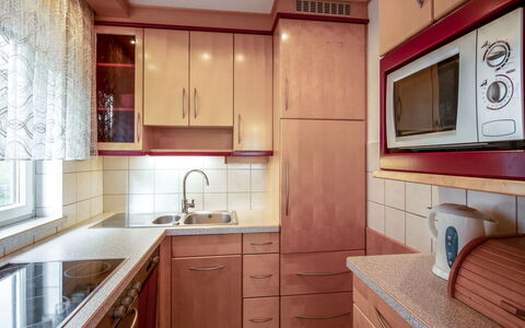 Laube: Controsoffitto, Camera, Cabinetry, Proprietà, Mobilia, Cucina, Interior Design, Costruzione, Lavello, Pavimento