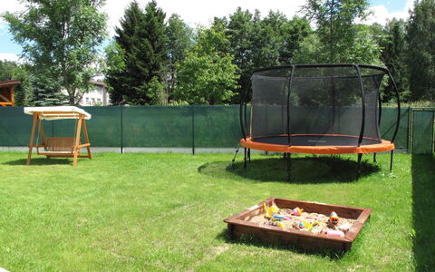 Pool & Wellness Estate: Erba, Backyard, Cortile, Trampolino, Tempo Libero, Albero, Landscaping, Prato, Pianta, Trampolino - Macchine E Materiali