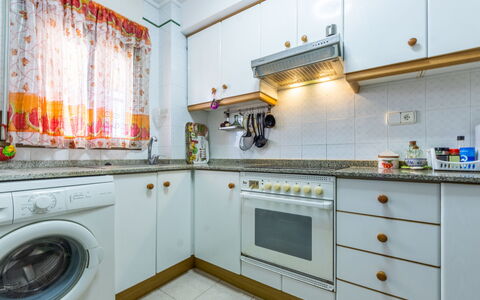 Solarium Iii: Lavanderia, Cabinetry, Proprietà, Controsoffitto, Asciugatrice, Cucina Stufa, Cucina, Lavatrice, Interior Design, Stufa