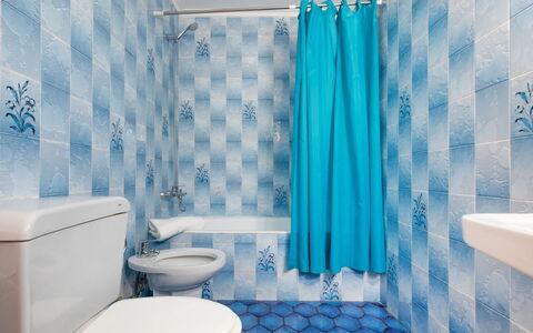 Villa Preciosa: Bagno, Blu, Camera, Proprietà, Tenda Doccia, Turchese, Tenda, Interior Design, Aqua, Azzurro