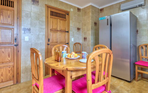 Villa Preciosa: Sala Da Pranzo, Camera, Mobilia, Proprietà, Interior Design, Tavolo, Casa, Costruzione, Immobiliare, Pavimento