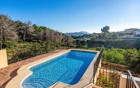 Villa Preciosa: Acqua, Cielo, Pianta, Piscina, Azzurro, Albero, Shade, Rettangolo, Vegetazione, Paesaggio Naturale