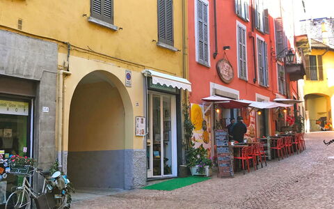 Sabina: Finestra, Bicicletta, Costruzione, Ruota, Pianta, Vaso Di Fiori, Infrastruttura, Manto Stradale, Porta