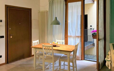 Sabina: Tavolo, Mobilia, Pianta, Legna, Porta, Costruzione, Finestra, Sedia, Interior Design, Tenda