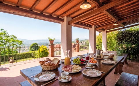 Reggello 867: Mobilia, Sedia, Eco Hotel, Agriturismo, Giardino, Vaso Di Fiori, Cucina & Sala Da Pranzo Tavolo, Ricorrere, Estate, Terrazza