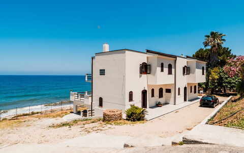 Marina di Caronia 110: Pianta, Cielo, Costruzione, Acqua, Finestra, Porta, Azzurro, Casa, Albero, Paesaggio