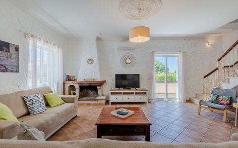 Casa Do Sol: Mobilia, Pavimentazione, Pavimento, Interior Design, Tavolo, Soffitto, Divano, Sedia, Casa, Soggiorno