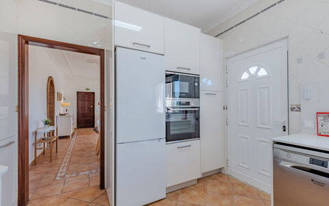 Casa Do Sol: Pavimentazione, Pavimento, Legna, Interior Design, Apparecchio Major, Elettrodomestico Da Cucina, Soffitto, Cabinetry, Cucina, Camera