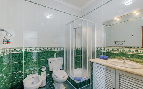 Casa Do Sol: Pavimentazione, Idraulico Fixture, Pavimento, Interior Design, Bagno, Lavello, Lavandino Del Bagno, Piastrella, Toilet Seat, Idraulico
